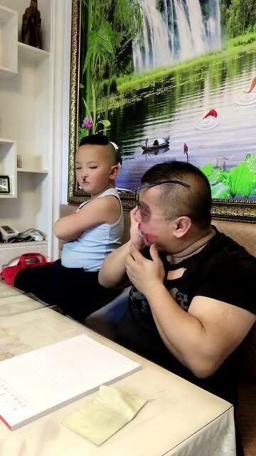 爆料父子搞笑视频,搞笑视频里的温馨日常  第3张